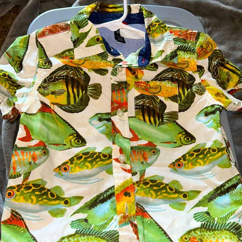 Baby Gap boys 18-24mos button up linen fish print shirt.